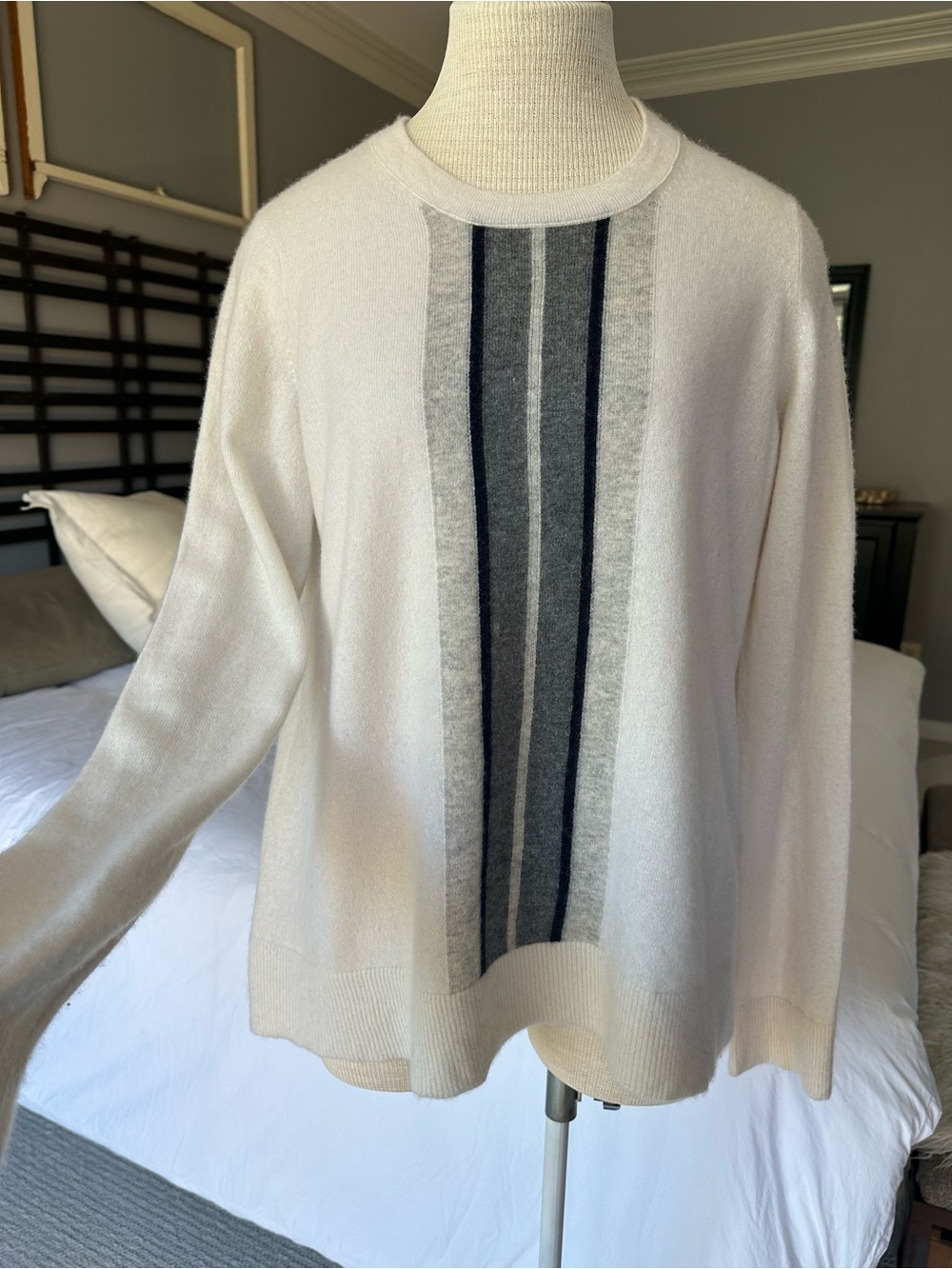 Vince Knit Sweater with Gray and Black Accent size large - Picture 4 of 10